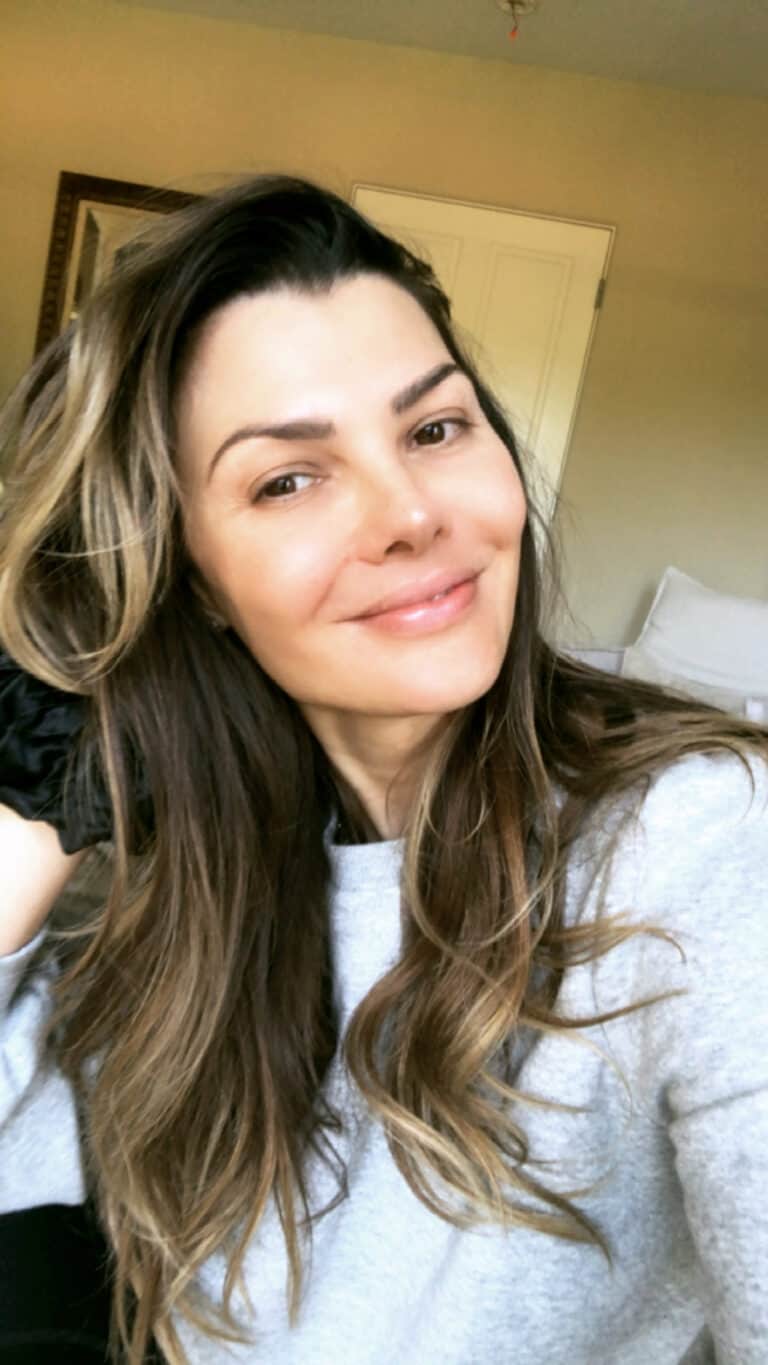Ali Landry with a clean, makeup-free face for the Beauty Tips blog post.